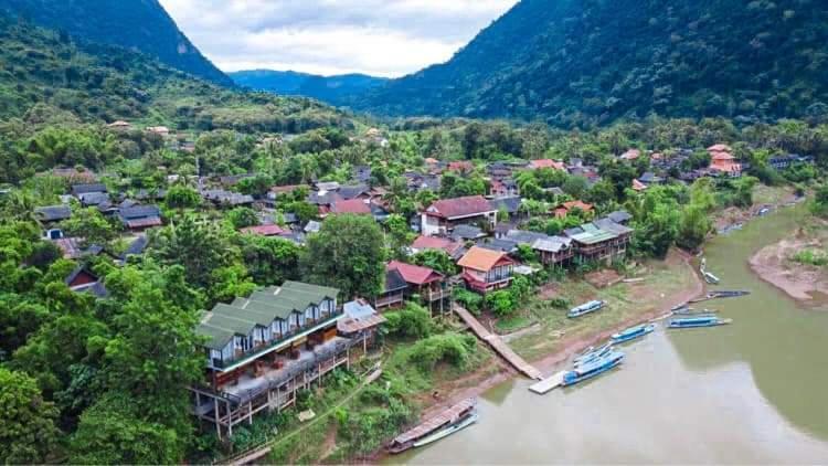 Lattanavongsa Guesthouse And Bungalows Muang Ngoi Екстериор снимка