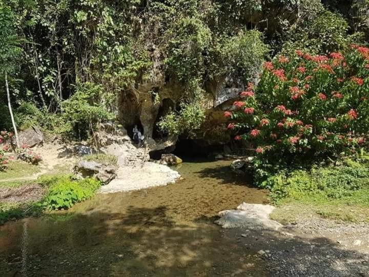 Lattanavongsa Guesthouse And Bungalows Muang Ngoi Екстериор снимка
