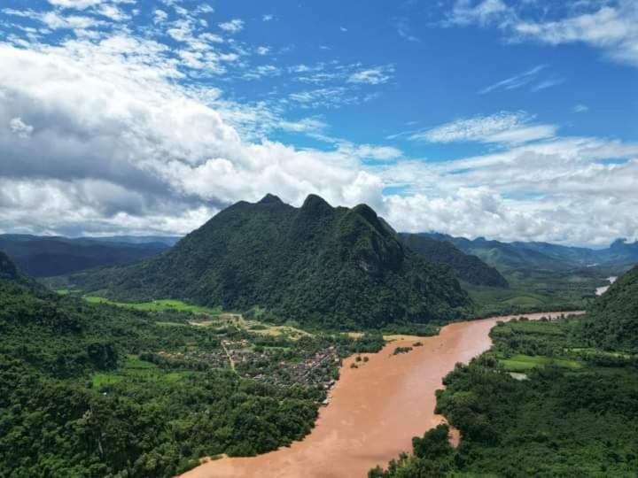 Lattanavongsa Guesthouse And Bungalows Muang Ngoi Екстериор снимка