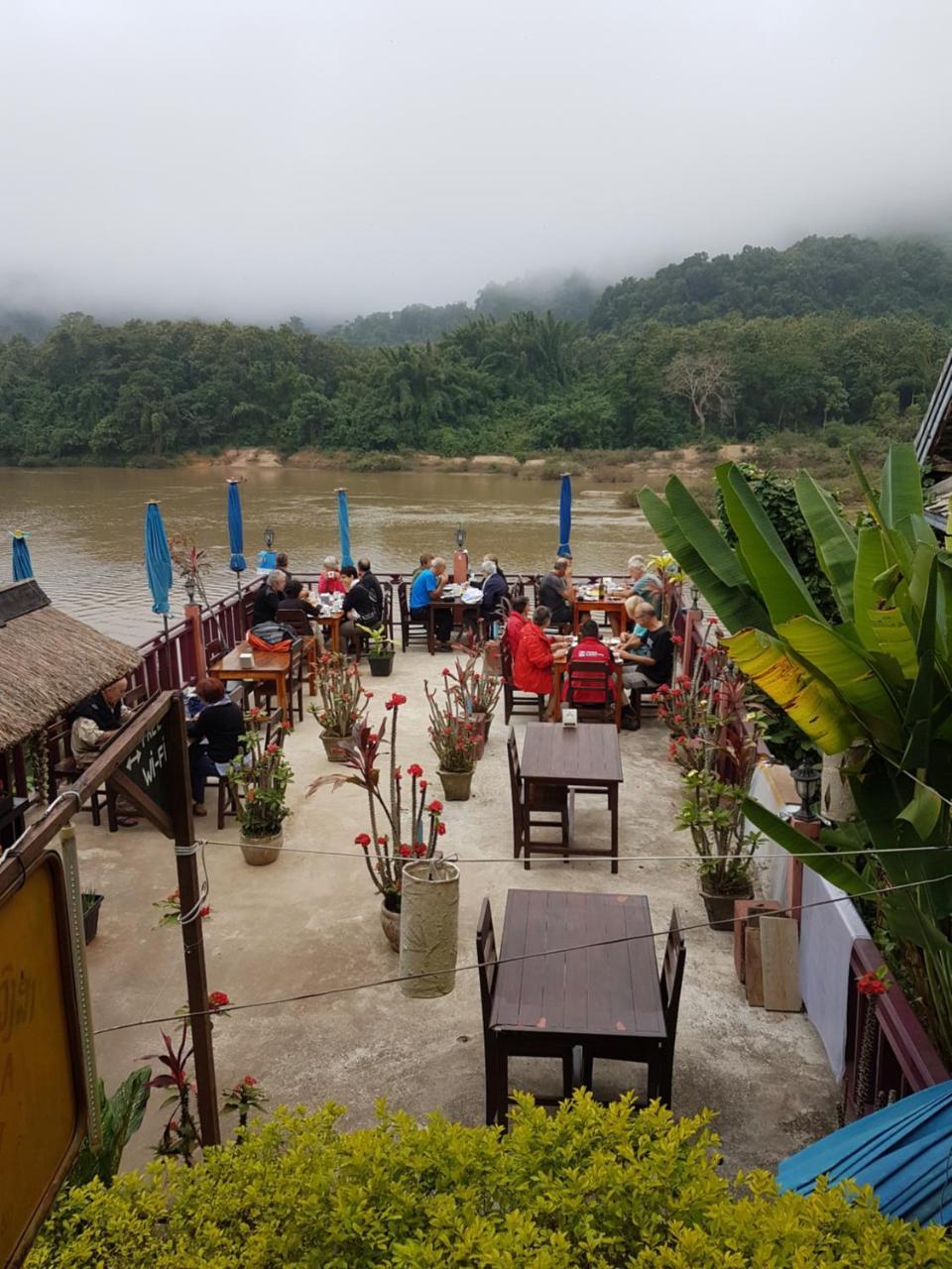 Lattanavongsa Guesthouse And Bungalows Muang Ngoi Екстериор снимка