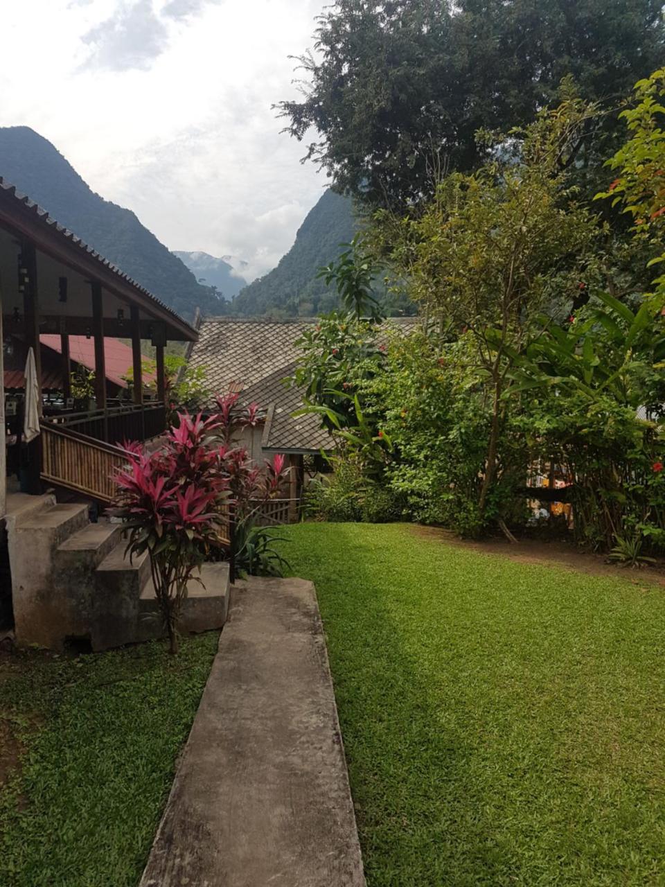 Lattanavongsa Guesthouse And Bungalows Muang Ngoi Екстериор снимка